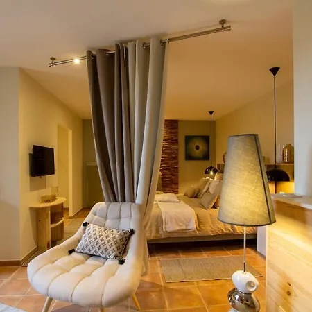 Le Clos De La Tour Bed & Breakfast 3*