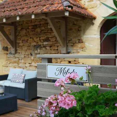 Le Clos De La Tour לינה וארוחת בוקר 3*