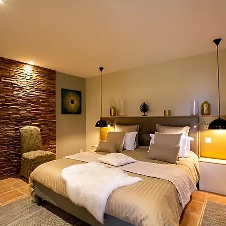 Le Clos De La Tour Bed & Breakfast 3*