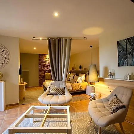 Le Clos De La Tour Bed & Breakfast