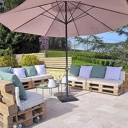 Le Clos De La Tour Bed & Breakfast 3*