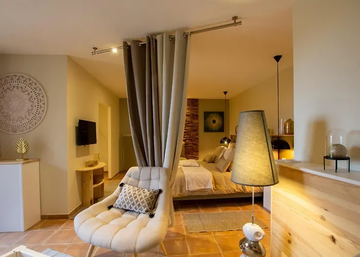 Le Clos De La Tour Bed & Breakfast 3*