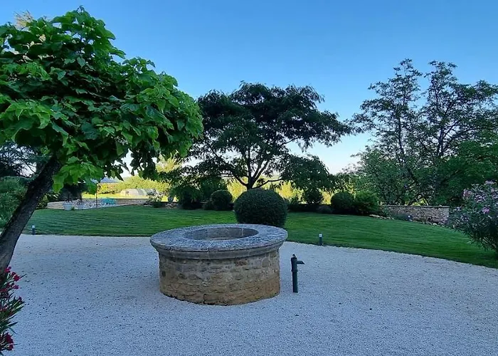 Le Clos De La Tour Bed & Breakfast 3*