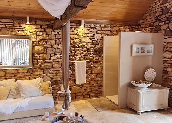 Le Clos De La Tour Bed & Breakfast 3*